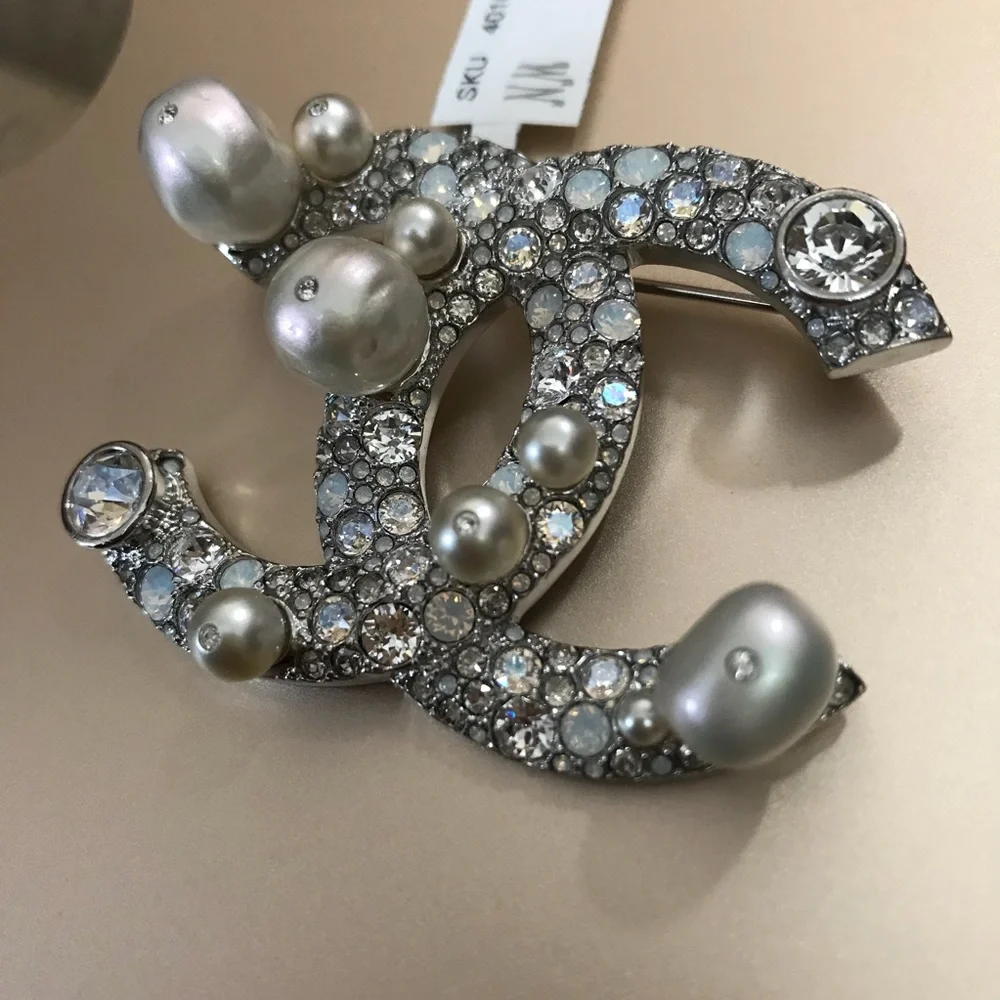 XL Pearl Chanel broach pin